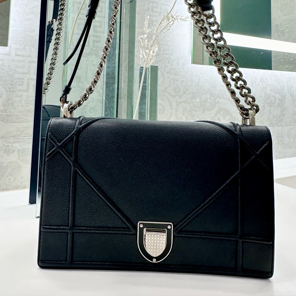Authentic CHRISTIAN DIOR
Diorama Handbag